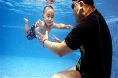 融合线下体验与线上互动 旺宝国际亲子游泳加盟与在线教育的新机遇